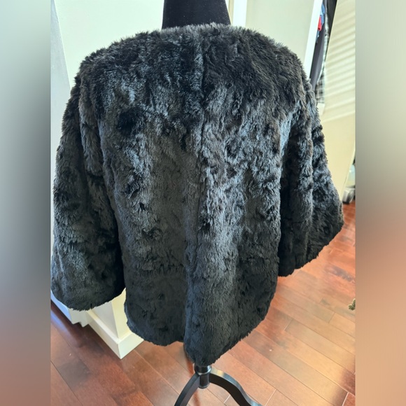 CLUB MONACO Faux fur cropped Black sized medium jacket. - Picture 2 of 12